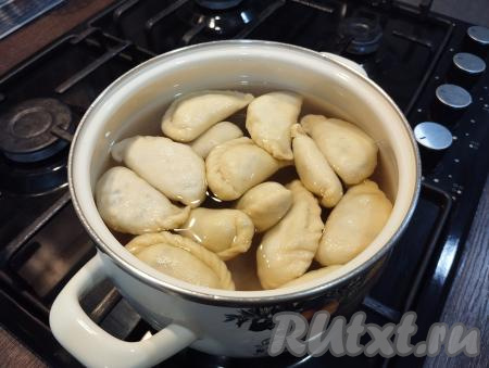 Часть вареников можно сразу отварить. Для этого в кастрюле доводим до кипения достаточно большое количество подсоленной воды. Выкладываем вареники в кипящую воду, аккуратно перемешиваем. Когда вареники всплывут, варим в течение 5 минут на небольшом огне.