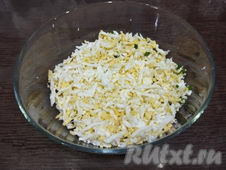 Сваренные яйца очищаем и натираем на крупной тёрке.