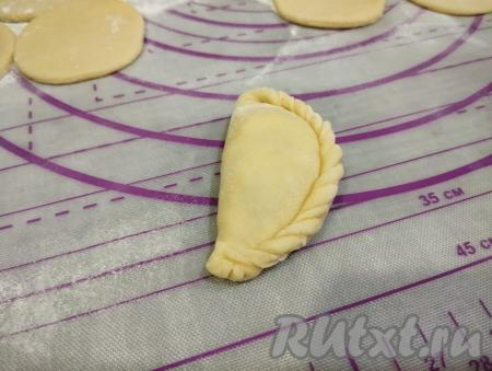 Дополнительно можно сформировать косичку по краю каждого вареника. Можно вместо косички плотно прижать края вареника зубчиками вилки.