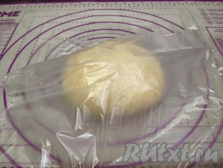 Накрываем тесто плёнкой и оставляем "отдыхать" на 30 минут при комнатной температуре.
