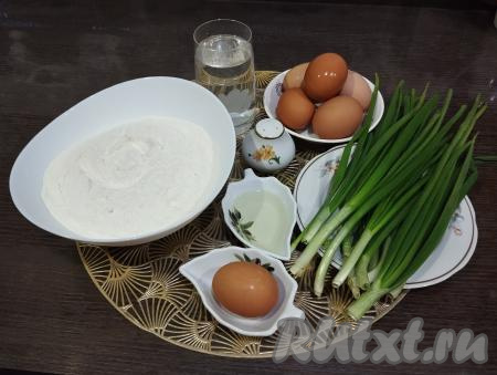 Подготовим ингредиенты для приготовления вареников с зелёным луком и яйцом. Отвариваем для начинки 5 яиц (яйца я взяла С0) в течение 10 минут с момента закипания воды, затем даём им остыть. Зелёный лук тщательно моем, обсушиваем.