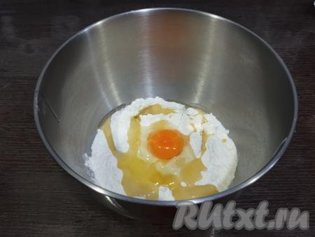 Приступаем к замешиванию теста для наших вареников, для этого насыпаем в миску муку, добавляем 1 сырое яйцо, соль и растительное масло, перемешиваем до однородности.