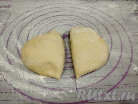 Через 30 минут отдохнувшее тесто для вареников выкладываем на рабочую поверхность, присыпанную мукой, и разделяем на части.