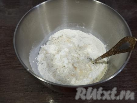 В чайнике доводим до кипения 200 миллилитров воды. Осторожно вливаем кипяток в миску с тестом, сразу начинаем перемешивать тесто столовой ложкой. Тесто на этом этапе очень горячее, поэтому ни в коем случае не перемешивайте его сразу руками.