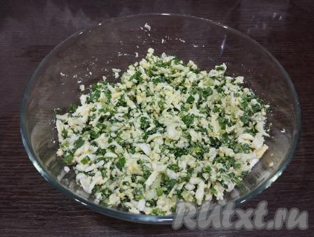 Добавляем яйца к зелёному луку, солим по вкусу и перемешиваем.