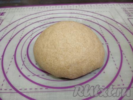 Замешанное тесто собираем в шар и оставляем его "отдохнуть" при комнатной температуре минут на 30, накрыв его полотенцем.