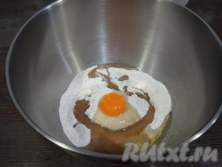 Прежде всего замесим тесто для пельменей. Для этого в глубокую миску высыпаем цельнозерновую муку, добавляем яйцо, растительное масло, соль и перемешиваем столовой ложкой до однородности.