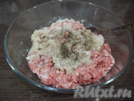 По вкусу солим и перчим фарш. Перемешиваем и фарш для пельменей готов. Я советую обязательно добавлять в фарш для пельменей лук, он делает мясную начинку более сочной.