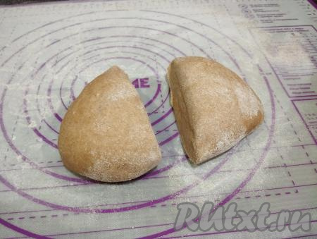 Отдохнувшее тесто выкладываем на поверхность, присыпанную мукой, и разделяем его на 2-3 части.