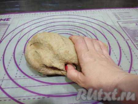 Итоговое тесто для пельменей из цельнозерновой муки должно получиться не липнущим к рукам, нежным и мягким. Если консистенция теста будет сильно липнущей, тогда добавьте в тесто ещё немного муки и, наоборот, если тесто очень крутое, тогда влейте в тесто 1-2 столовых ложки тёплой воды.