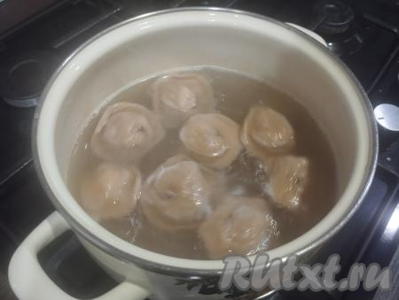 Для того чтобы отварить свежеслепленные (или замороженные) пельмени, нужно в кастрюле вскипятить достаточное количество подсоленной воды, выложить в кипящую воду пельмени. Когда пельмешки всплывут, варить их 5-6 минут на небольшом огне.