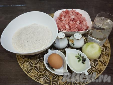 Подготовим ингредиенты для приготовления пельменей из цельнозерновой муки. Мясной фарш можно приготовить в домашних условиях, пропустив кусочки любого мяса (я взяла свинину) через мясорубку, но можно использовать и фарш, купленный в магазине. Очищаем луковицу.