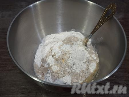 В чайнике доводим до кипения 200 миллилитров воды, затем аккуратно вливаем кипяток в миску с мучной смесью, очень хорошо перемешивая столовой ложкой. Обязательно учитывайте, что благодаря кипятку замешиваемое тесто будет очень горячим, поэтому на этом этапе, чтобы не ожечься, перемешивайте тесто ложкой.