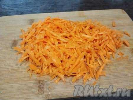 Морковь натираем на крупной тёрке.