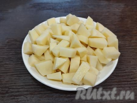 Картофель нарезаем на небольшие кубики. После того как фрикадельки проварятся 5 минут с момента закипания, выкладываем в кастрюлю нарезанный картофель. Даём воде закипеть, уменьшаем до минимума огонь, варим суп минут 20 (до готовности картофеля, он должен стать достаточно мягким, легко прокалываться ножом).