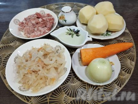 Подготовим ингредиенты для приготовления супа с фрикадельками и квашеной капустой. Фарш для формирования фрикаделек можно приготовить в домашних условиях, пропустив кусочки любого мяса (в этот раз я взяла свинину) через мясорубку в глубокую миску, солим фарш, перемешиваем. При желании вы можете взять и покупной фарш. Очищаем морковку, лук и картошку. Чтобы очищенный картофель не потемнел, его нужно выложить в миску, залить полностью водой и оставить на время, пока он нам не понадобится.