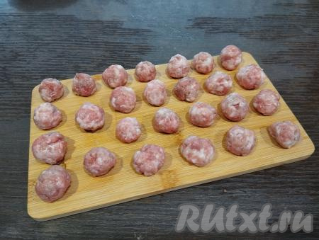 Пока овощи томятся в сковороде, лепим фрикадельки. Для этого от фарша отщипываем небольшой кусочек и руками скатываем шарик, формируя круглую фрикадельку. Фрикадельки можно сделать любого размера. Я сформировала 26 небольших фрикаделек.