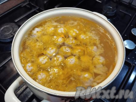 Доводим суп с фрикадельками и квашеной капустой до кипения, подсаливаем по вкусу. Варим на небольшом огне минут 5-7 и убираем с огня.