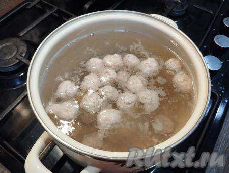 В кастрюлю, в которой вы будете варить суп, наливаем 2,5 литра воды, ставим на сильный огонь. В кипящую воду выкладываем фрикадельки, доводим до кипения, провариваем 5 минут на небольшом огне.