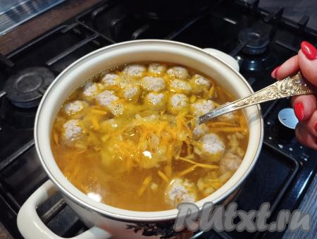 После того как картошка станет мягкой, добавляем в кастрюлю со сковороды квашеную капусту с морковью и луком, перемешиваем.