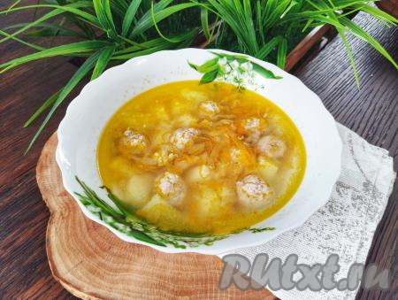 Разливаем сытный, аппетитный, вкусный суп, сваренный с фрикадельками и квашеной капустой, по тарелкам и в горячем виде подаём к столу.