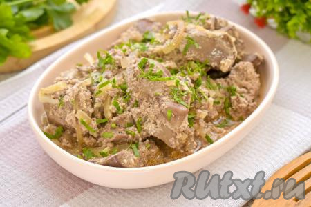 Достаём форму с готовым блюдом из духовки, раскладываем нежную, мягкую куриную печень с луком по тарелкам, дополняем гарниром на ваш выбор, поливаем соусом из сметаны, в котором запекалась печёнка, и в горячем виде подаём к столу. При желании перед подачей можно посыпать печень мелко нарезанной зеленью (у меня - петрушка).&nbsp;