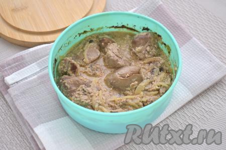 Форму с куриной печенью и луком отправляем в духовку, прогревшуюся до 180 градусов. Запекаем печёнку 30 минут. В процессе запекания каждые 10 минут печень в сметане нужно перемешивать, чтобы она не пересушилась, а равномерно пропиталась соусом, образовавшимся в процессе приготовления.