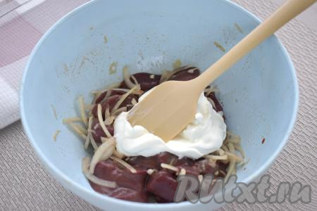 ​​​​​​​​​​​​Добавляем к куриной печени сметану любой жирности (я использовала жирностью 20%).