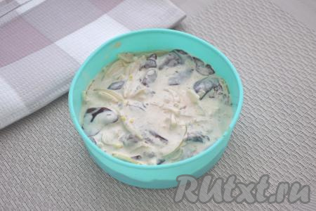 Перекладываем печень с луком в сметане в форму для запекания (у меня - силиконовая форма).