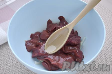 Сюда же вливаем 1 столовую ложку растительного масла, перемешиваем.