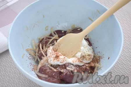 Сразу же всыпаем соль и специи (в качестве специй я решила добавить чёрный молотый перец и паприку), вливаем 50 миллилитров воды комнатной температуры. Хорошо перемешиваем, покрывая куриную печень сметаной и специями со всех сторон.