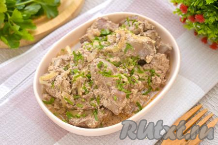 Куриная печень в сметане с луком в духовке