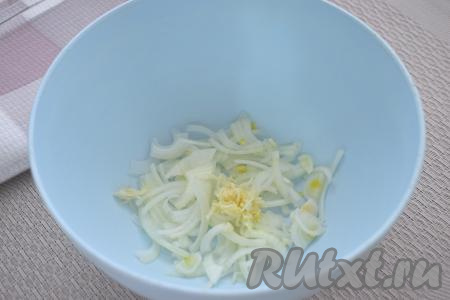 Включаем сразу духовку и выставляем температуру на 180 градусов. Очищаем лук и чеснок. Лук нарезаем на тонкие полукольца (или четверть кольца), выкладываем в миску, добавляем пропущенный через пресс чеснок.