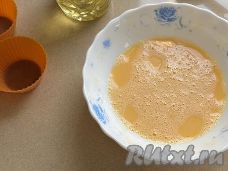 Взбить яично-молочную массу вилкой (или венчиком). Долго взбивать не нужно, достаточно, чтобы масса стала однородной.