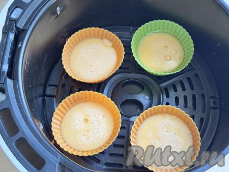 Немного смазать силиконовые формочки растительным маслом. Разлить яично-молочную массу по силиконовым формочкам, заполняя формы не более, чем до половины. Я разлила по 4 формочкам. Установить формочки на решётку аэрогриля.&nbsp;