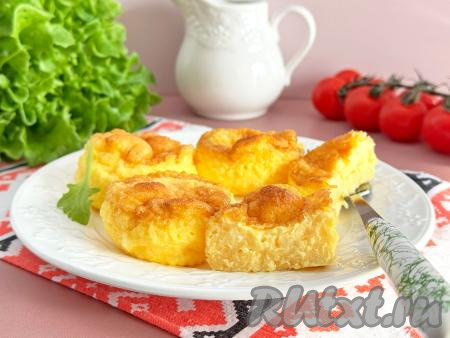 Силиконовые формочки с готовым омлетом достать из аэрогриля. Дать немного остыть, омлет немного опадёт, но на вкусе это не скажется. А затем достать из формочек, переложить на тарелку. Нежный, аппетитный, вкусный омлет в тёплом виде подать к столу.&nbsp;