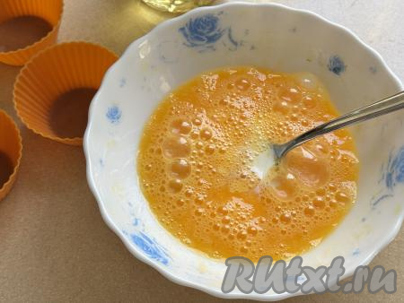 Взбить яйца с солью вилкой (или венчиком) до однородности, затем влить молоко.&nbsp;