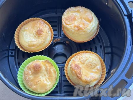 Отправить чашу в аэрогриль, выставить температуру 160 градусов, время - 10 минут. По окончании 10 минут с начала запекания омлет в силиконовых формочках полностью пропечётся, станет пышным и воздушным.&nbsp;