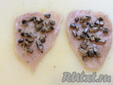 Остывшую грибную начинку разделить на 7 частей. Выложить грибы на отбивные.