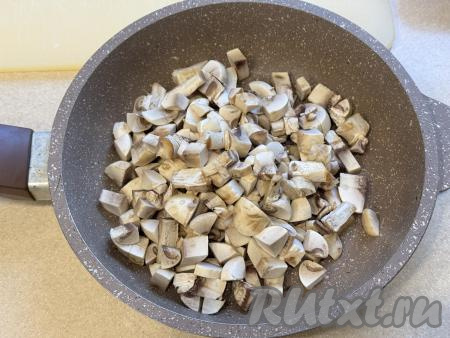 Шампиньоны, или вешенки, или предварительно отваренные лесные грибы нарезать на средние кусочки, выложить в сковороду, в которой уже хорошо прогрелось растительное масло.&nbsp;&nbsp;