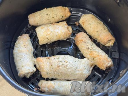 Выставить температуру 170 градусов, время - 15 минут. По окончании времени установить температуру на 180 градусов и подрумянить рулетики в аэрогриле в течение 5 минут.