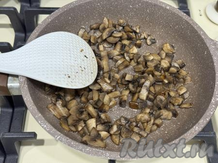 Обжарить грибы на среднем огне до готовности (в течение 12-15 минут, периодически перемешивая). В процессе обжаривания посолить по вкусу. Жареные грибы убрать с огня, дать остыть.&nbsp;