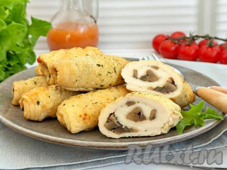 Готовность рулетов можно проверить, сделав на них разрез. Если в разрезе куриное мясо светлое, без розовых участков, значит оно готово.