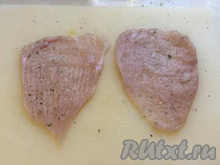 Посолить и поперчить куриные отбивные с двух сторон.