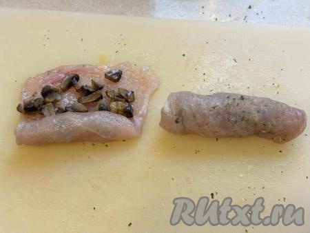 Завернуть каждую отбивную из куриного филе с грибами в плотный рулетик.