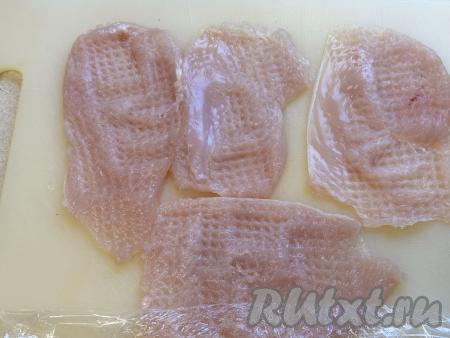 Отбить куриное филе кулинарным молоточком до толщины примерно 0,5 сантиметра.