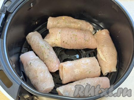 Выложить куриные рулетики с грибами на решётку аэрогриля в один слой. Установить чашу в аэрогриль.