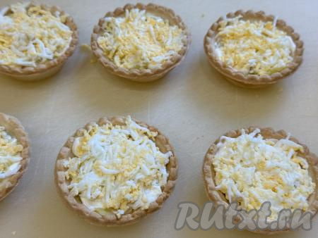 Очистить яйцо, натереть на крупной тёрке, слегка подсолить, затем выложить поверх картошки.&nbsp;