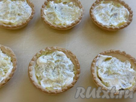 Равномерно распределить майонез по поверхности картофеля с помощью ложки.