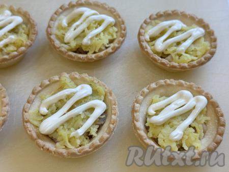 Нанести на картофельный слой решётку из майонеза.&nbsp;